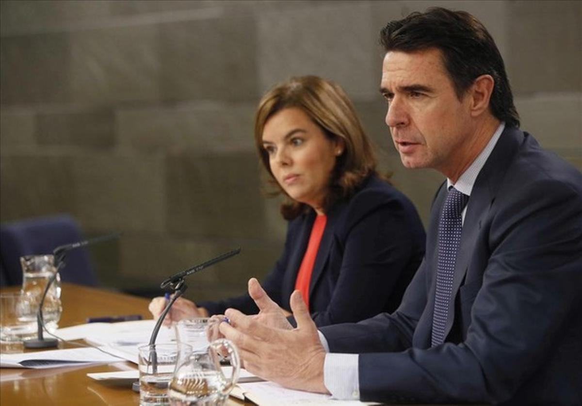 La vicepresidenta del Gobierno, Soraya Sánez de Santamaría, y el ministro de Industria, José Manuel Soria, en la rueda de prensa tras el Consejo de Ministros.