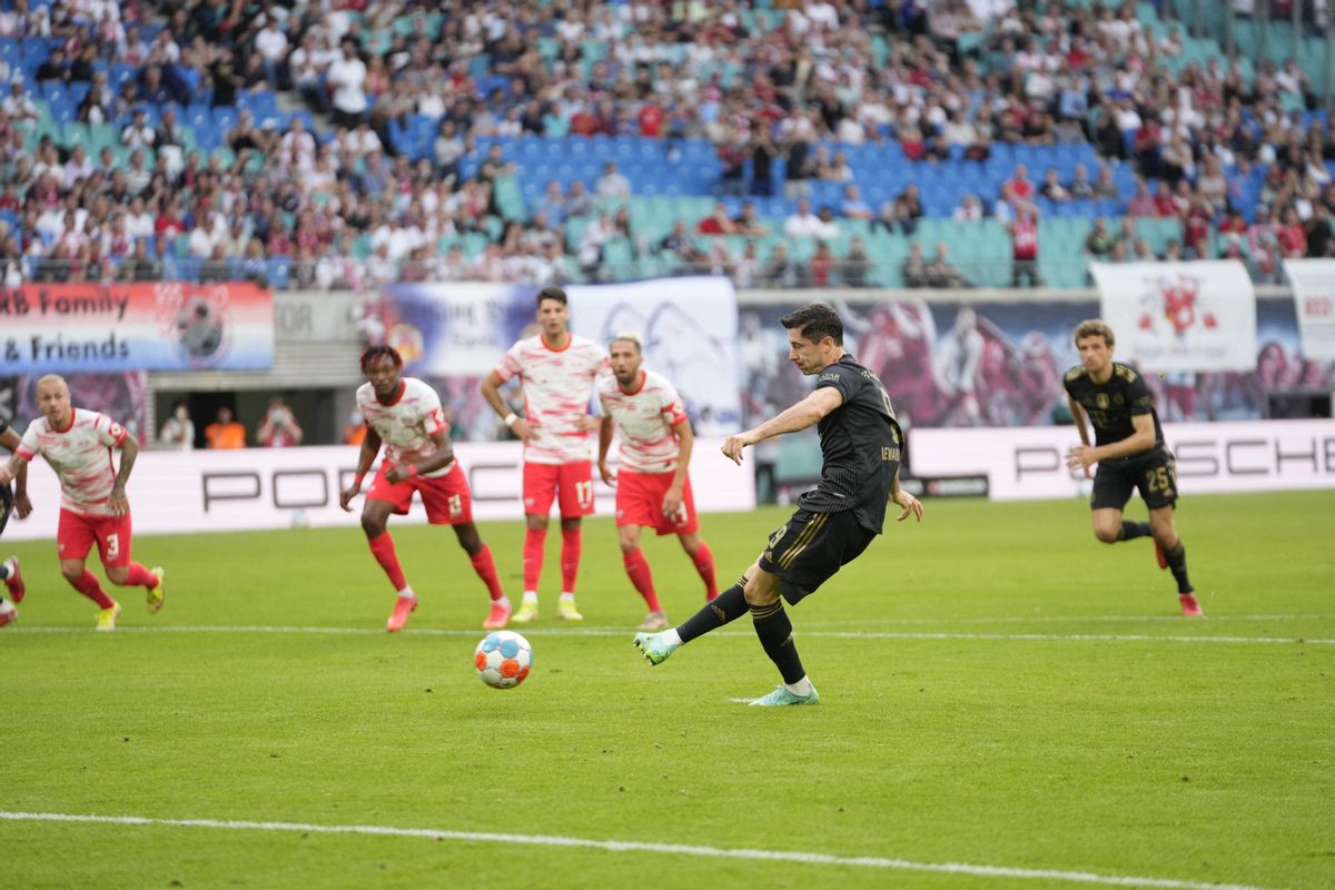 Lewandowski lanza el penalti que supuso el 0-1 del Bayern Múnich. Lewandowski lanza el penalti que supuso el 0-1 del Bayern Múnich.