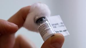 La vacuna de Pfizer no pot amb la variant òmicron, segons un estudi