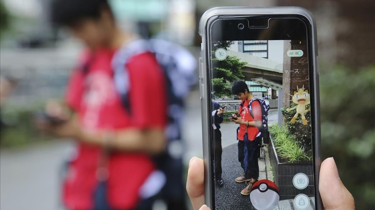 Estudiantes japoneses juegan a Pokémon Go en las calles de Tokio, en julio del año pasado. Estudiantes japoneses juegan a Pokémon Go en las calles de Tokio, en julio del año pasado.