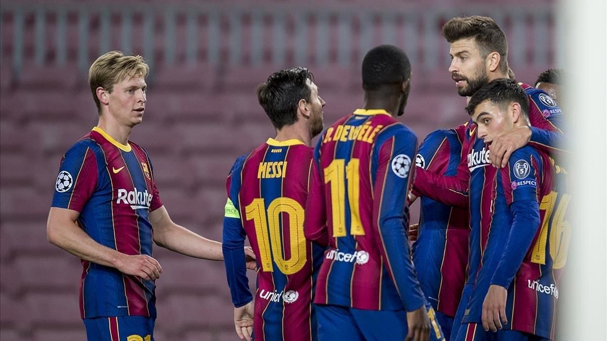 Piqué felicitado por sus companeros tras el segundo gol ante el Dinamo de Kiev / Jordi Cortina Piqué felicitado por sus companeros tras el segundo gol ante el Dinamo de Kiev / Jordi Cortina