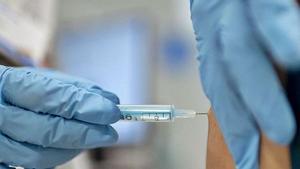 Los mayores de 70 estrenan la doble vacunación contra la gripe y la covid.