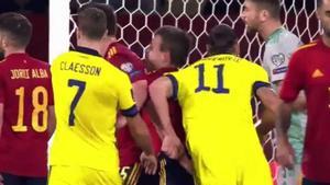 La injustificable agresión por la espalda de Ibrahimovic a Azpilicueta