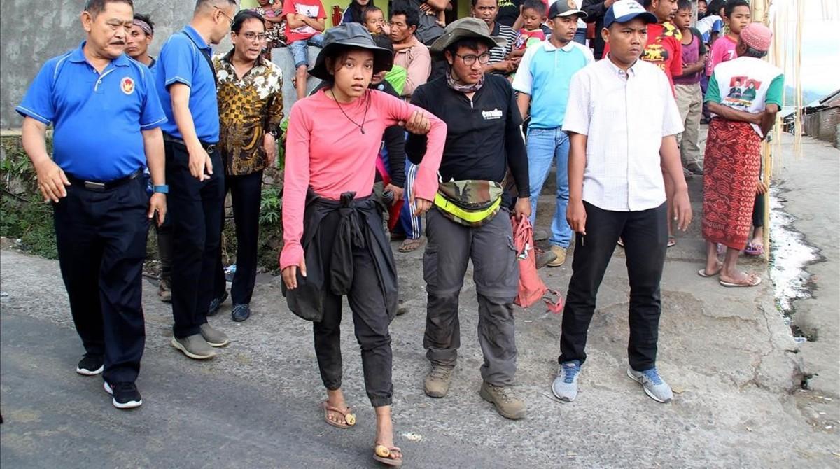 Excursionistas descendiendo del monte Rinjani después de que un terremoto golpeara la isla de indonesia de Lombok el día anterior.