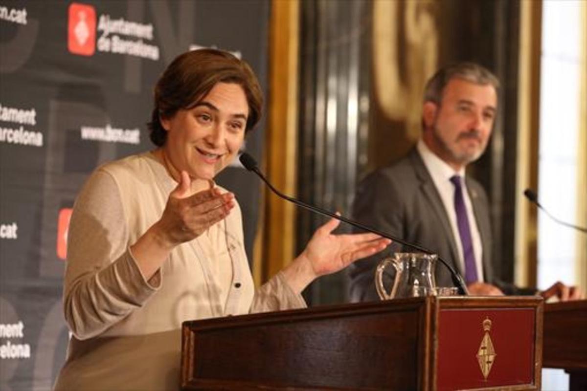 Ada Colau y Jaume Collboni, en el acto de firma de su pacto de gobierno, en mayo el 2016.