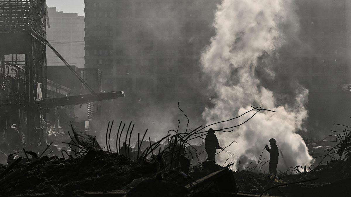 Bomberos trabajan en extinguir el fuego tras una explosión tras un bombardeo en un centro comercial de Kiev.