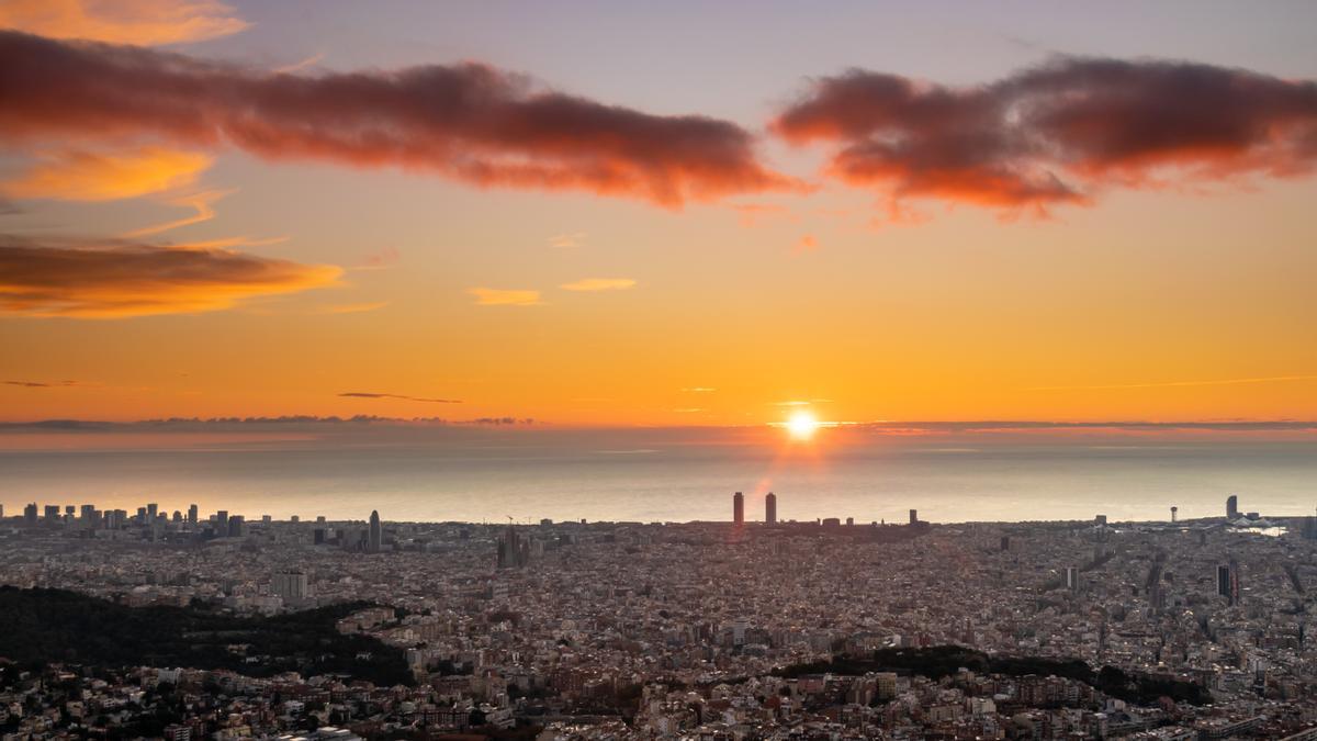 Momento de la salida del sol en Barcelona, el 16 de diciembre del 2022.