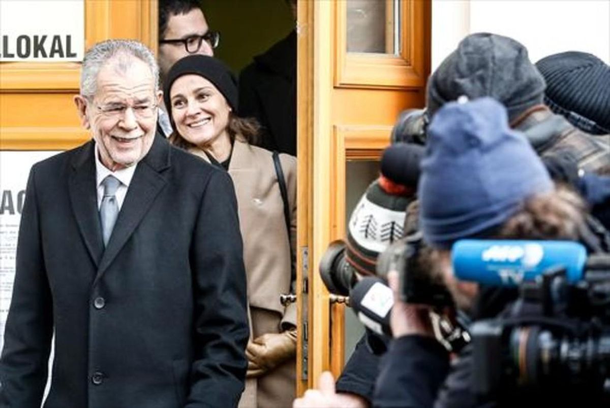 El ecologista Van der Bellen, ayer, después de haber emitido su voto. El ecologista Van der Bellen, ayer, después de haber emitido su voto.