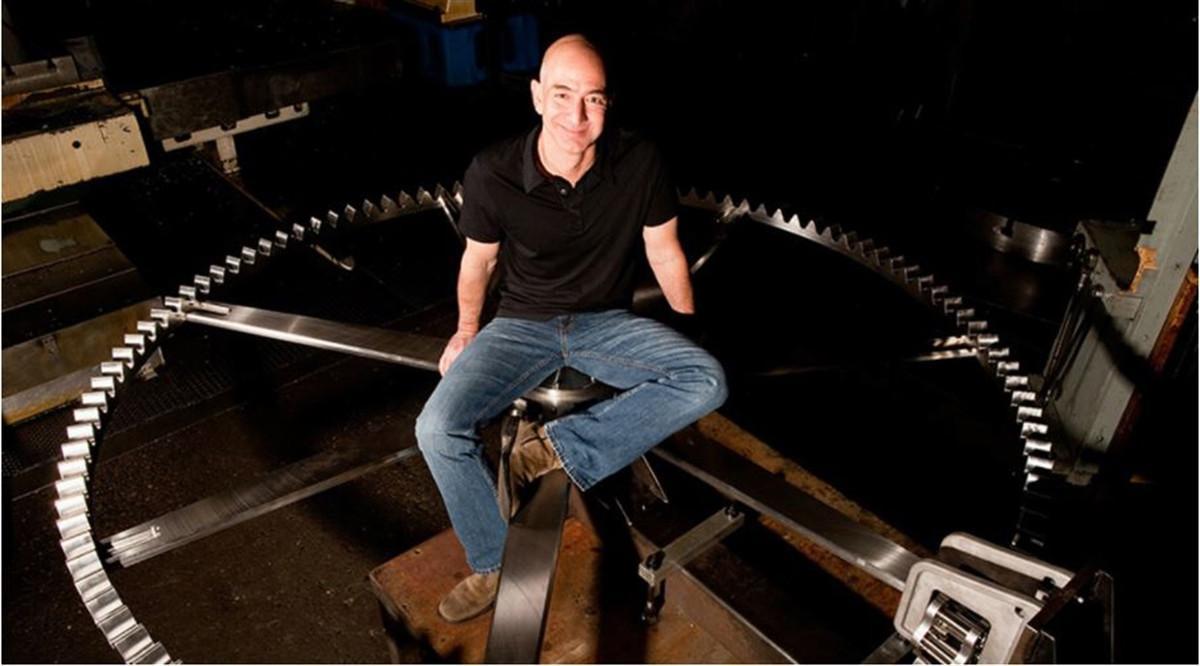 Jeff Bezos encima de uno de los engranajes de su reloj milenario