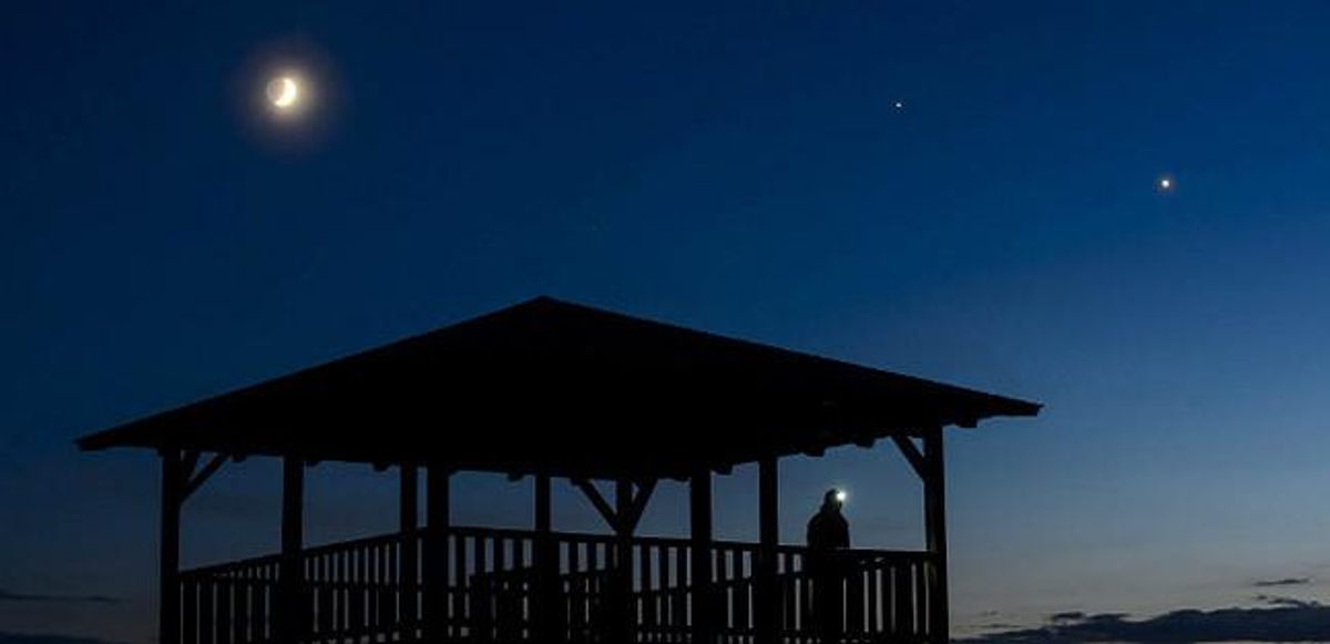 (D’esquerra a dreta, al cel) - La lluna, Júpiter i Venus són observats des del mirador de Mogyorosi a prop de Salgotarjan a Hongria aquest diumenge passat. (D’esquerra a dreta, al cel) - La lluna, Júpiter i Venus són observats des del mirador de Mogyorosi a prop de Salgotarjan a Hongria aquest diumenge passat.