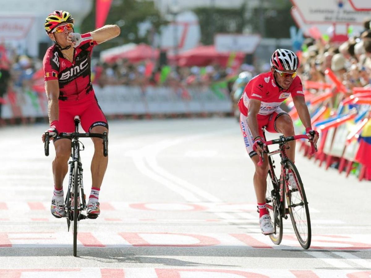 Philippe Gilbert gana ante Purito la etapa de la Vuelta 2012 que acabó en Barcelona.