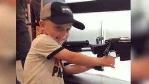 Un niño de 4 años maneja un rifle con destreza.