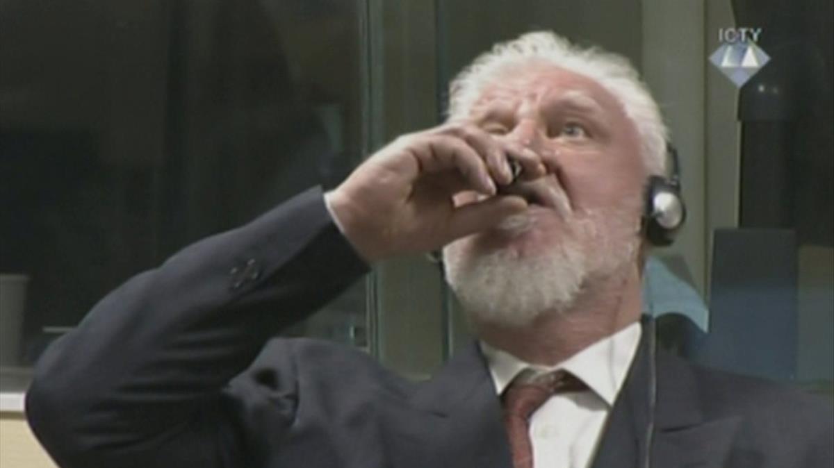 El exgeneral croata Slobodan Praljak ingiere supuestamente un líquido venenoso de un pequeño frasco, durante su juicio.