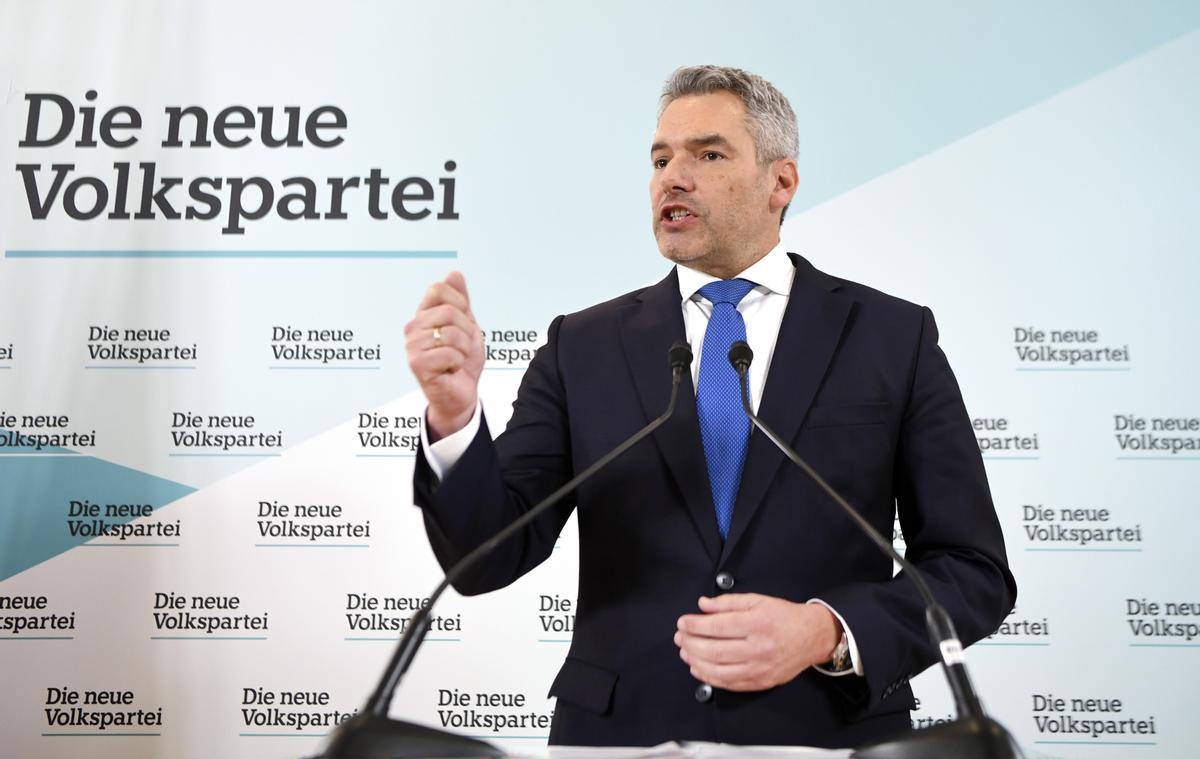 Karl Nehammer atiende a los medios tras ser nominado por el Partido Popular Austriaco para ser el próximo canciller de Austria.