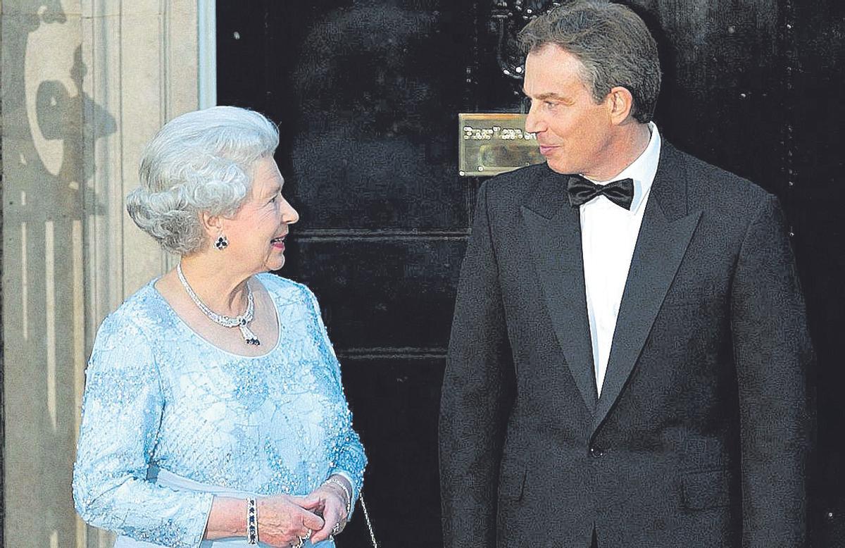 La Reina Isabel II, fallecida esta semana, y el exprimer ministro británico Tony Blair en Downing Street 10