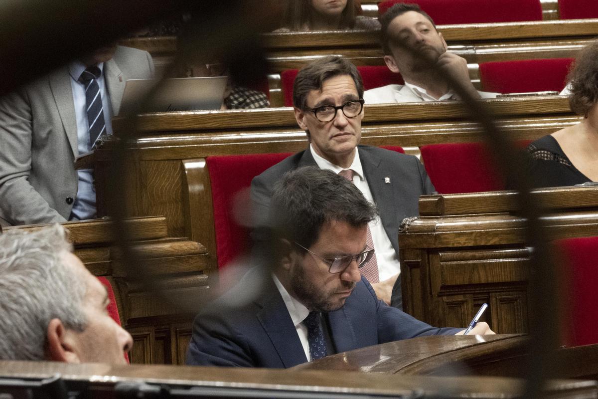 El ’president’ Pere Aragonès y el jefe de la oposición, Salvador Illa, en el Parlament