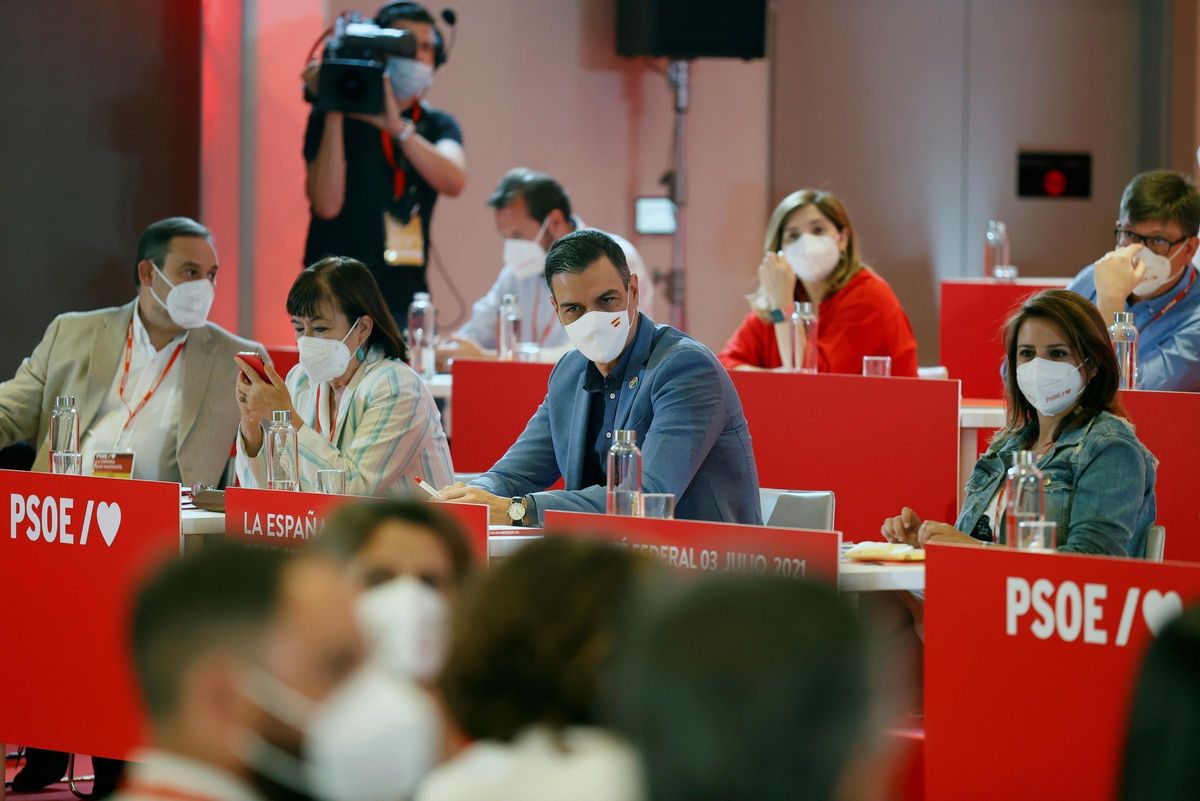 El presidente del Gobierno, Pedro Sánchez, flanqueado por José Luis Ábalos, Cristina Narbona y Adriana Lastra, durante el comité federal del PSOE de este 3 de julio en el Novotel Madrid Center de la capital. El presidente del Gobierno, Pedro Sánchez, flanqueado por José Luis Ábalos, Cristina Narbona y Adriana Lastra, durante el comité federal del PSOE de este 3 de julio en el Novotel Madrid Center de la capital.