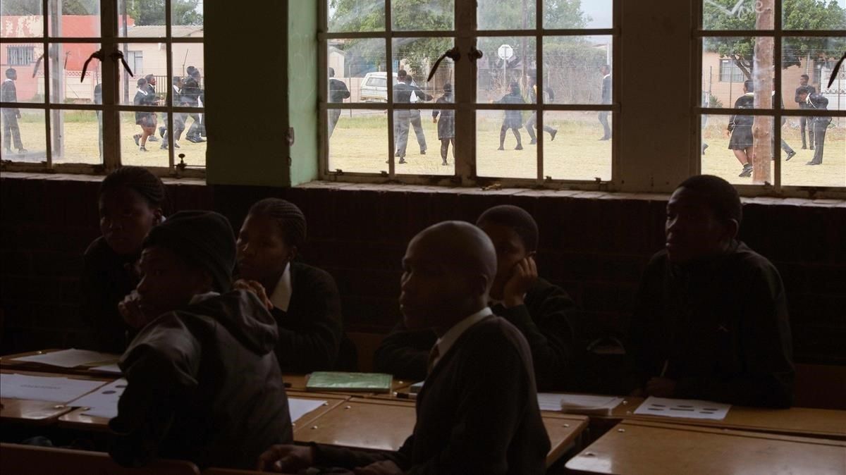 Alumnos siguen una clase sobre el apartheid en una escuela secundaria del pueblo de Worcester, a 120 kilómetros de El Cabo. Alumnos siguen una clase sobre el apartheid en una escuela secundaria del pueblo de Worcester, a 120 kilómetros de El Cabo.