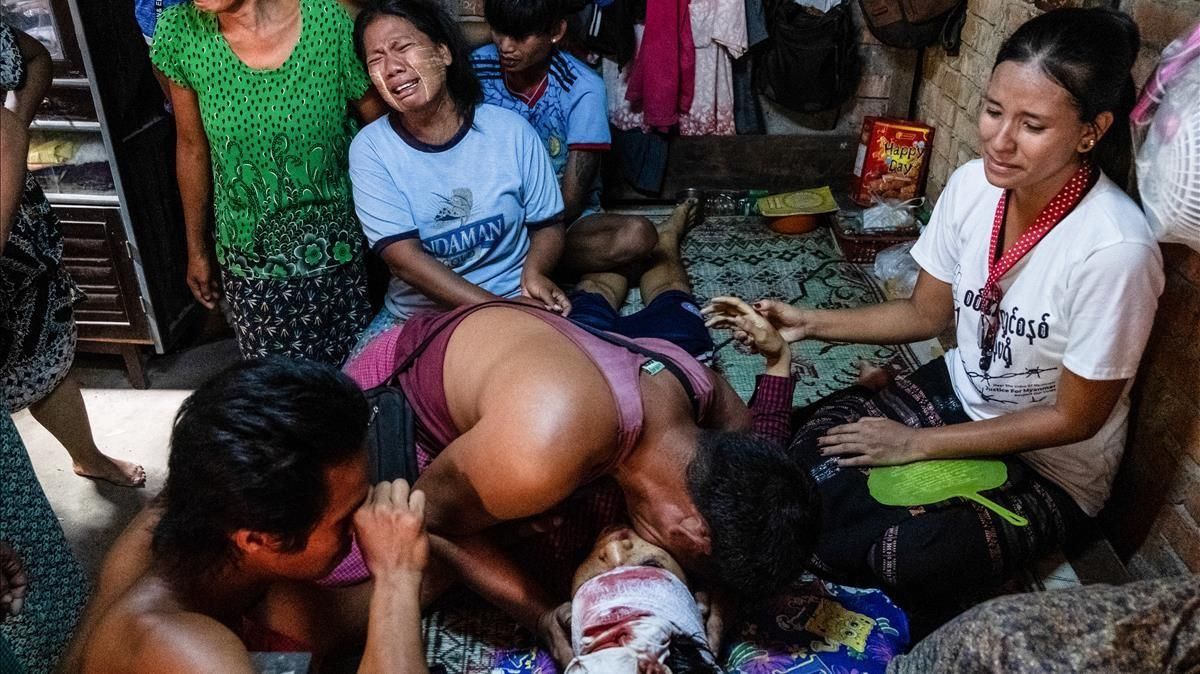 La familia de un fallecido por el disparo de los militares birmanos llora su pérdida en Rangún (Birmania) La familia de un fallecido por el disparo de los militares birmanos llora su pérdida en Rangún (Birmania)