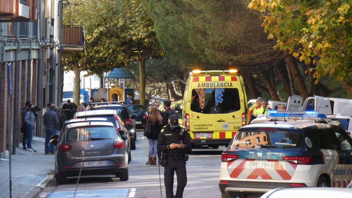 Despliegue policial ante el domicilio de la avenida del Ripollès, en Ripoll, donde se cometió el crimen.