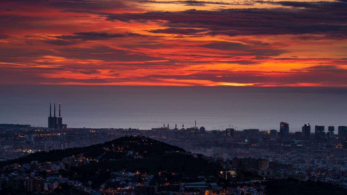 Cielo rojizo al amanecer en Barcelona, el 9 de marzo del 2023. Cielo rojizo al amanecer en Barcelona, el 9 de marzo del 2023.