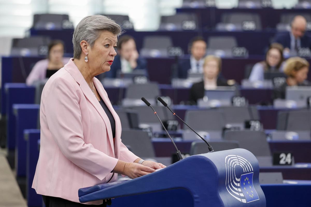 La comisaria europea de Interior, Ylva Johansson, durante el pleno celebrado en la Eurocámara, este jueves en Estrasburgo.