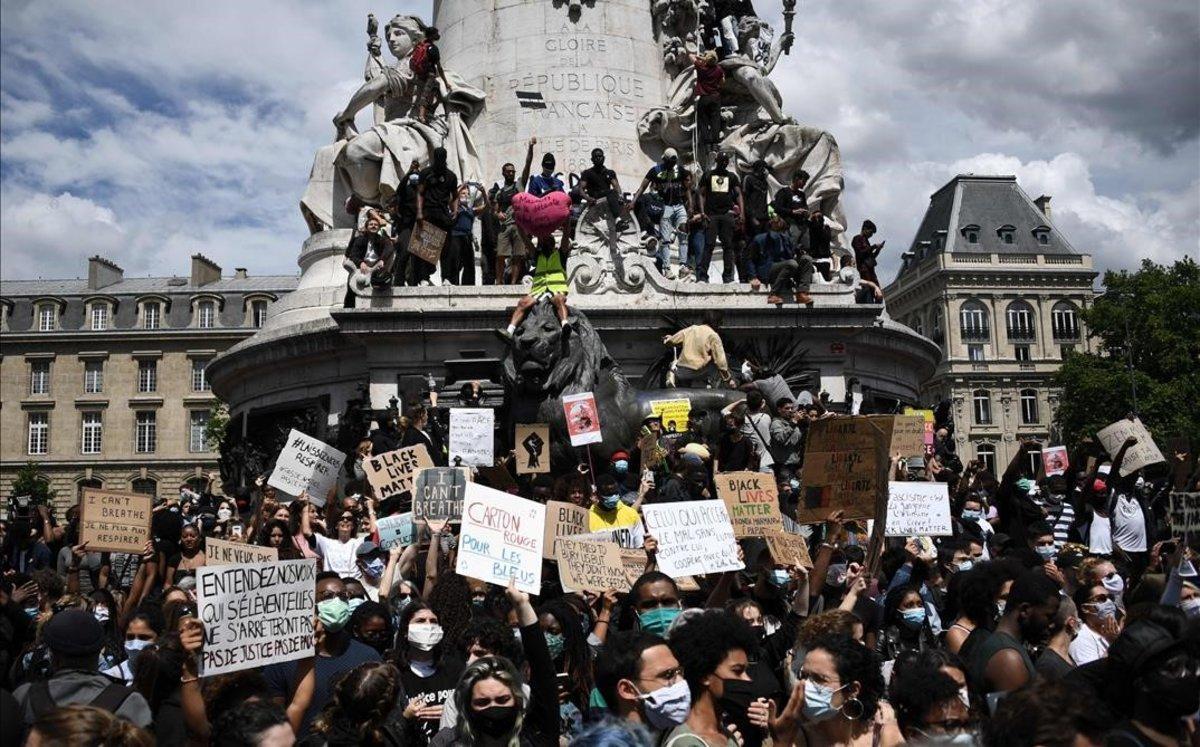 Protesta en la plaza de la República de París por la brutalidad policial en EEUU.