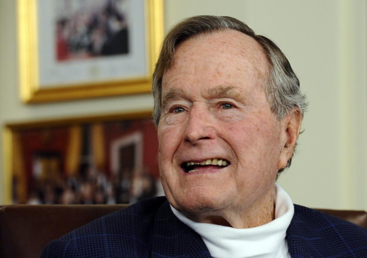 El expresidente Bush padre hospitalizado por problemas respiratorios