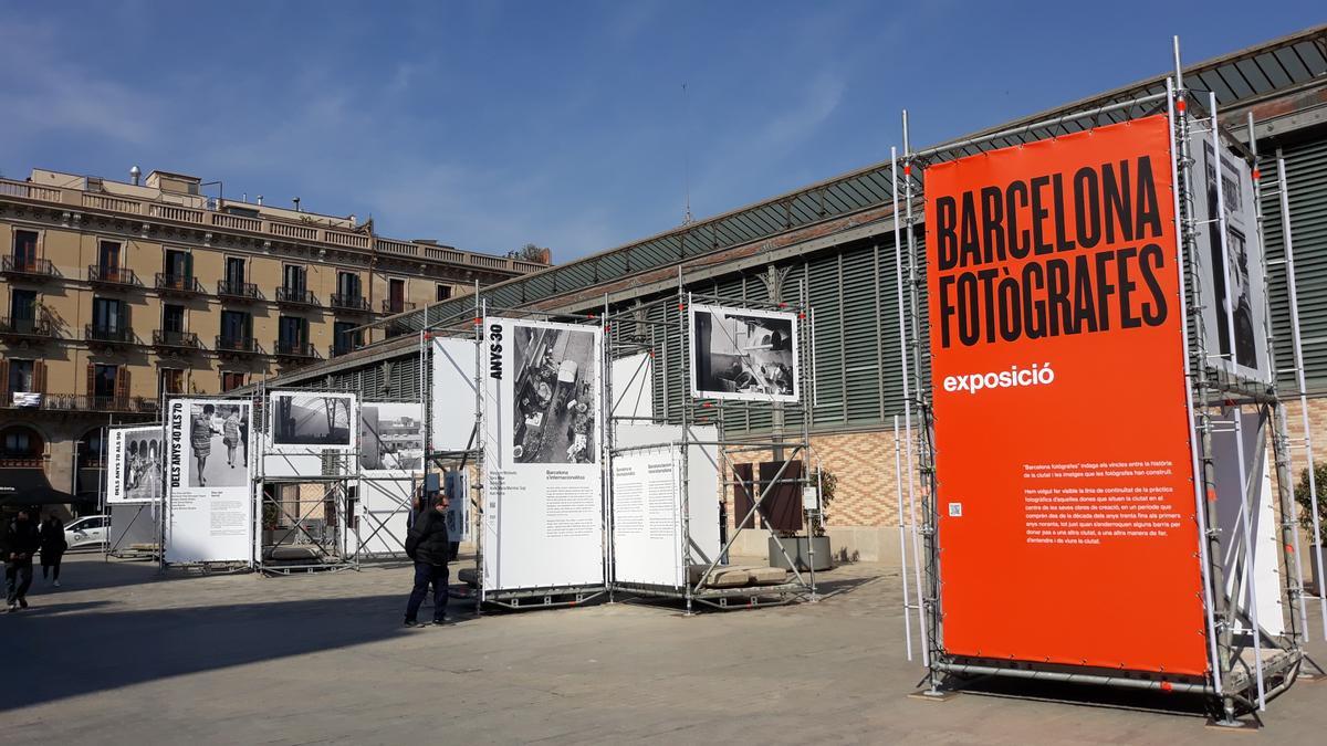 Aspecto de la exposición al aire libre ’Barcelona fotògrafes’.