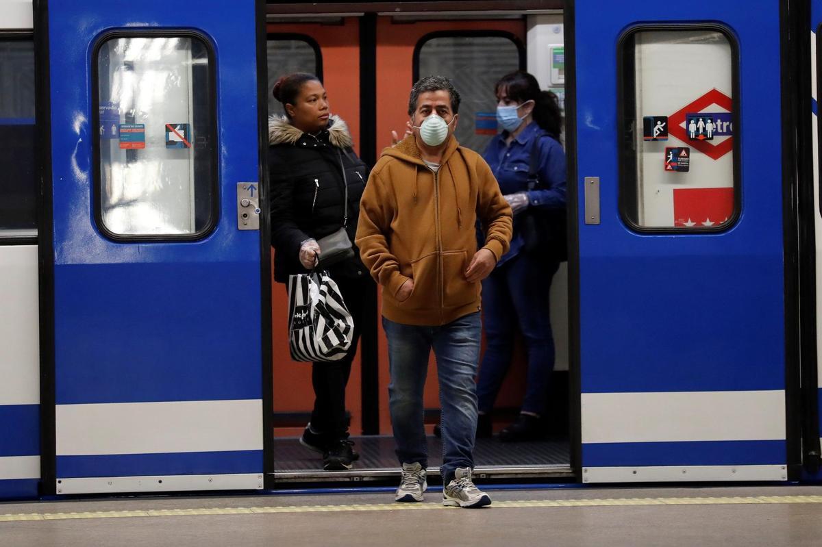 Sanidad mantendrá la mascarilla obligatoria en el transporte público y en los aviones