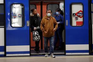 Sanidad mantendrá la mascarilla obligatoria en el transporte público y en los aviones