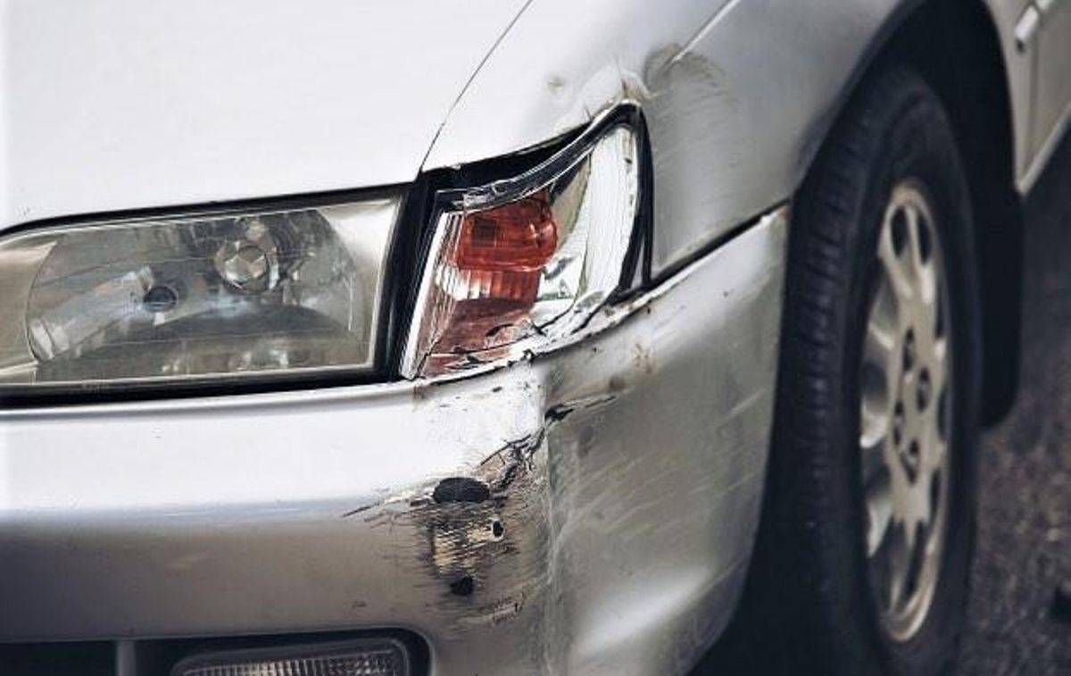 Un coche accidentado. Un coche accidentado.