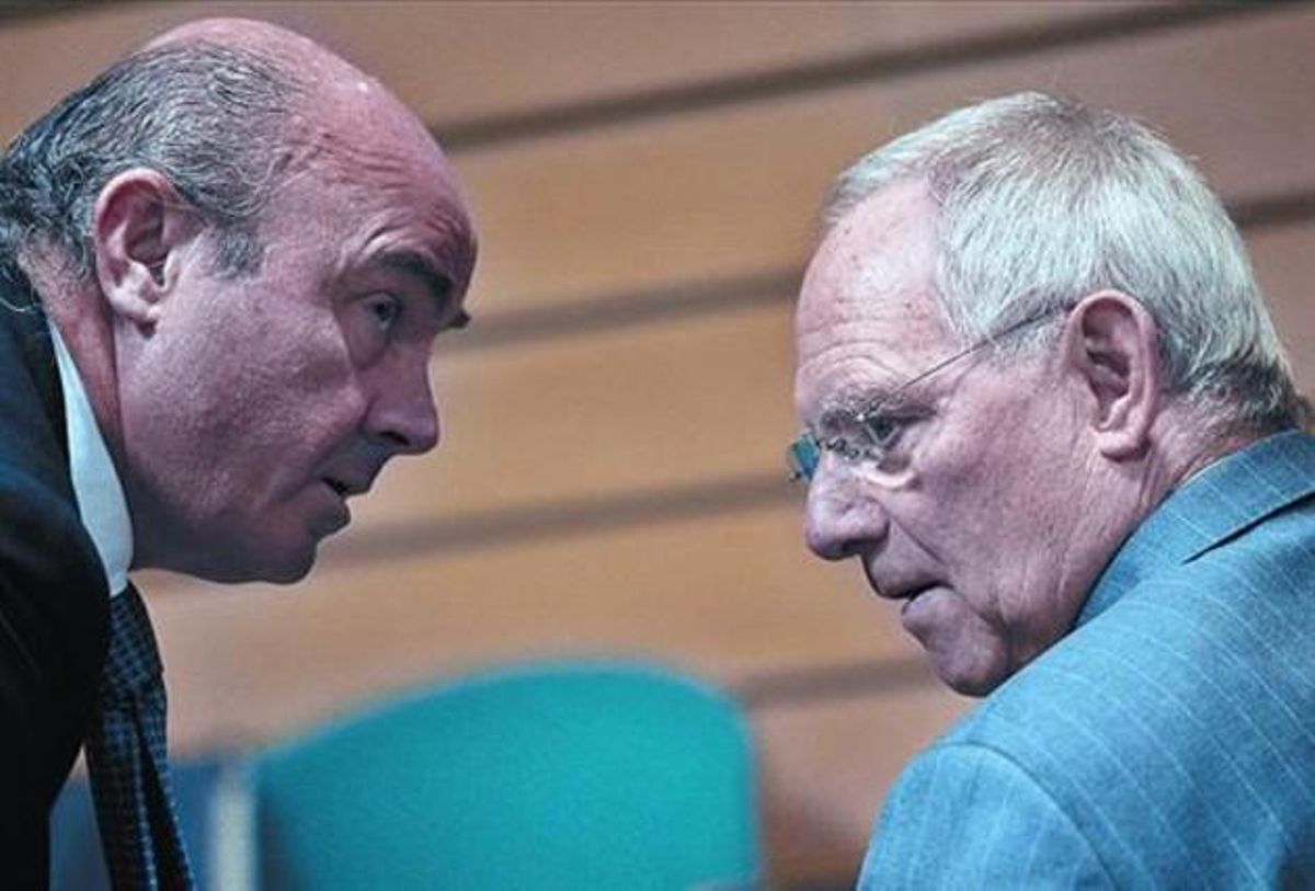 Guindos, con su homólogo alemán Wolfgang Schauble, en una reunión del Ecofin en Bruselas. Guindos, con su homólogo alemán Wolfgang Schauble, en una reunión del Ecofin en Bruselas.