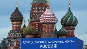 Una pantalla instalada en el centro de Moscú muestra los nombres de las cuatro regiones de Ucrania que se anexionarán a Rusia, tras la celebración de referéndums.
