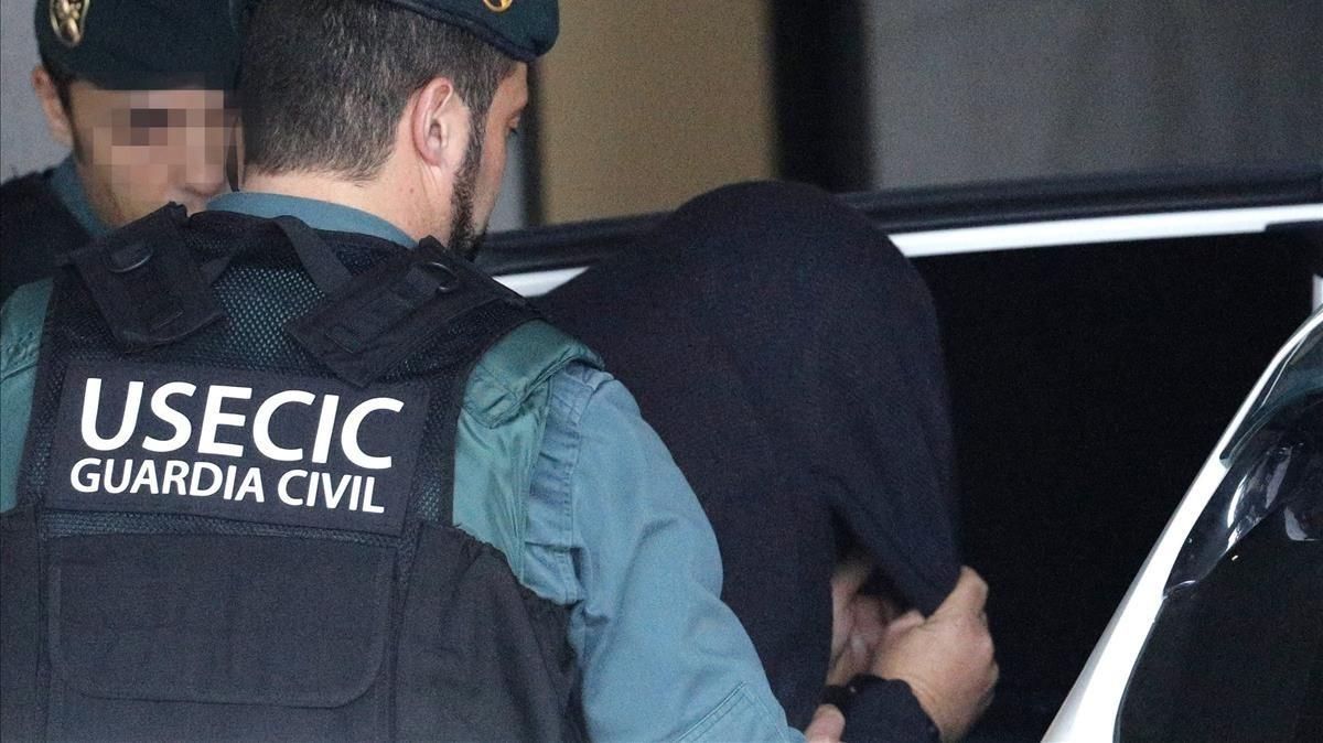 Guardias civiles trasladan a ’El Chicle’ tras declarar ante la jueza. Guardias civiles trasladan a ’El Chicle’ tras declarar ante la jueza.