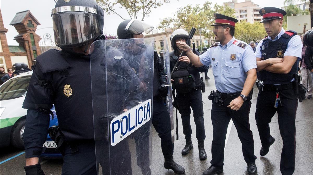 Enfrentamiento verbal entre agentes de los Mossos y la Guardia Civil en el IES Can Vilumara de l’Hospitalet de LLobregat. Enfrentamiento verbal entre agentes de los Mossos y la Guardia Civil en el IES Can Vilumara de l’Hospitalet de LLobregat.