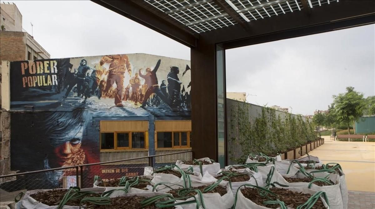 Fachada de Can Vies desde la cubierta del cajón de Sants, este jueves. Fachada de Can Vies desde la cubierta del cajón de Sants, este jueves.