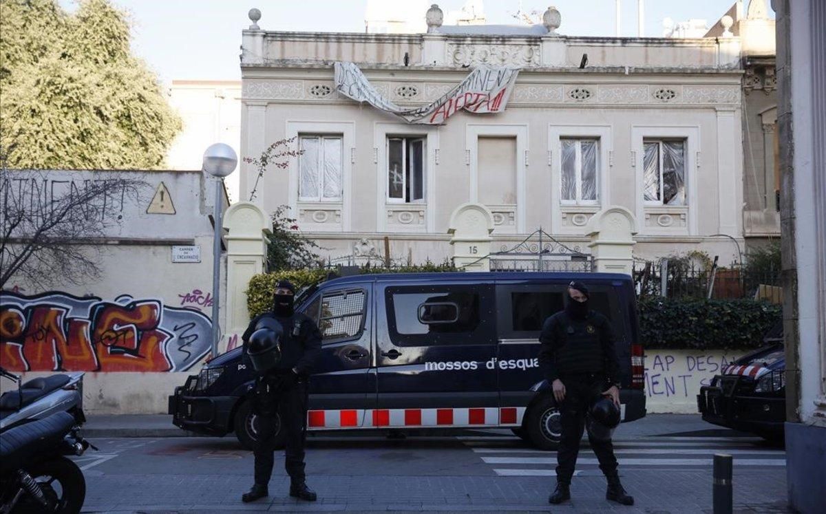 Los Mossos desalojan las casitas de la calle de Encarnació, en Gràcia. Los Mossos desalojan las casitas de la calle de Encarnació, en Gràcia.
