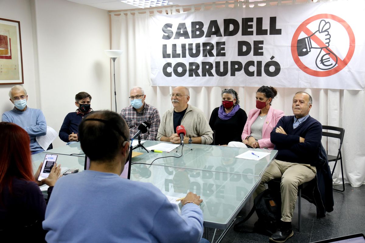 Los miembros de la ’Plataforma Sabadell Lliure de Corrupció’ en rueda de prensa Los miembros de la ’Plataforma Sabadell Lliure de Corrupció’ en rueda de prensa