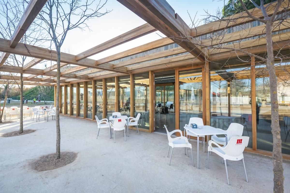 Terraza con mesas y sillas en la vía pública Terraza con mesas y sillas en la vía pública