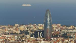 Vistas de Barcelona desde el mirador del Parc Güell, con la Torre Agbar destacando.