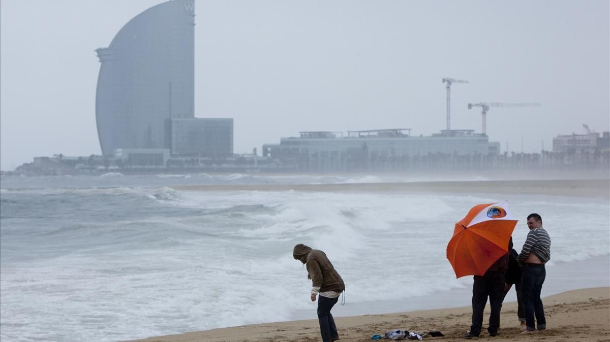 Foto recurso de un temporal de Levante en la playa de La Barceloneta Foto recurso de un temporal de Levante en la playa de La Barceloneta