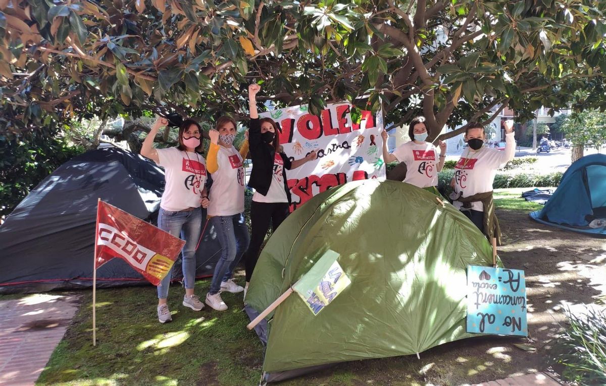 Tercer dia d’acampada de famílies i treballadors davant Educació contra el tancament de l’Acadèmia Cultura Tercer dia d’acampada de famílies i treballadors davant Educació contra el tancament de l’Acadèmia Cultura