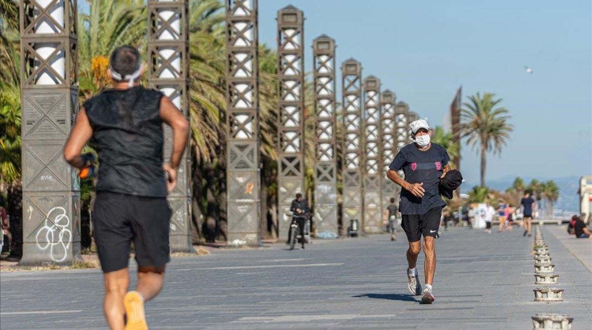 Dos personas corriendo por el Passeig Marítim. Dos personas corriendo por el Passeig Marítim.