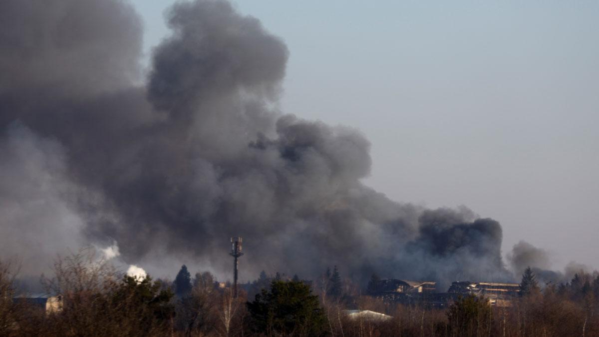 Humo sobre el edificio de una fábrica incendiada cerca del aeropuerto de Leópolis, en Ucrania.