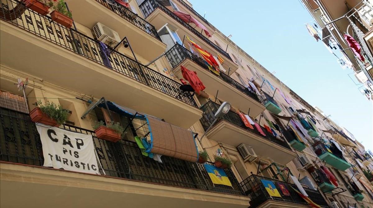 Pancartas contra los pisos turísticos, en el barrio de la Barceloneta.