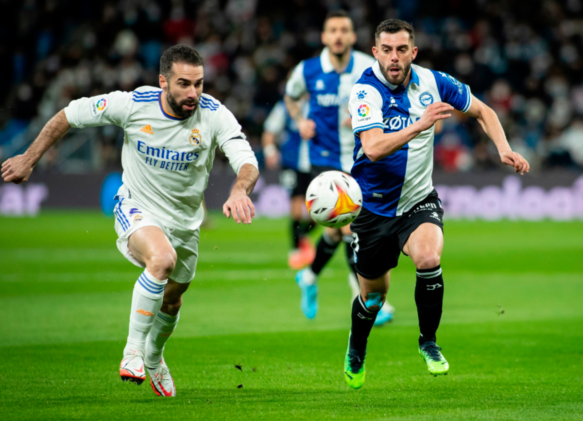 Carvajal y Duarte pugnan por una pelota en el partido el Bernabéu. Carvajal y Duarte pugnan por una pelota en el partido el Bernabéu.