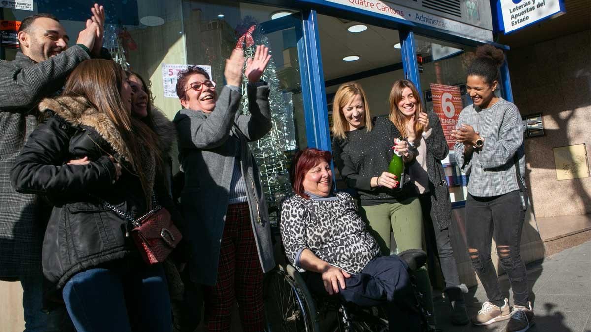 Alegría en la administración donde se vendió el primer premio de la Lotería del Niño del año pasado. Alegría en la administración donde se vendió el primer premio de la Lotería del Niño del año pasado.