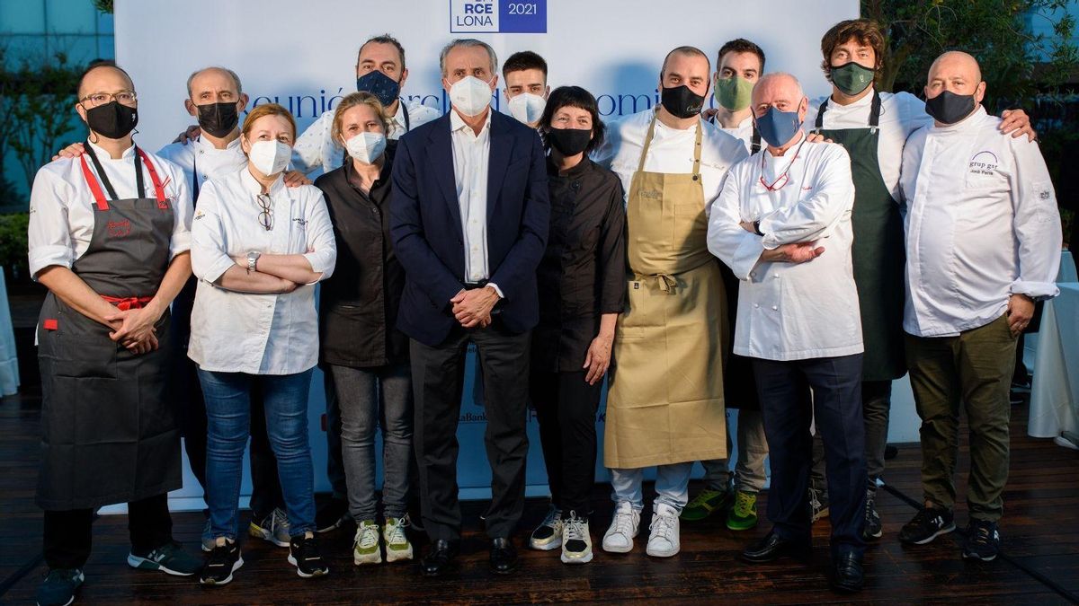 Foto de familia de Javier Faus (centro) con el equipo de chefs que organizaron la cena del W Foto de familia de Javier Faus (centro) con el equipo de chefs que organizaron la cena del W