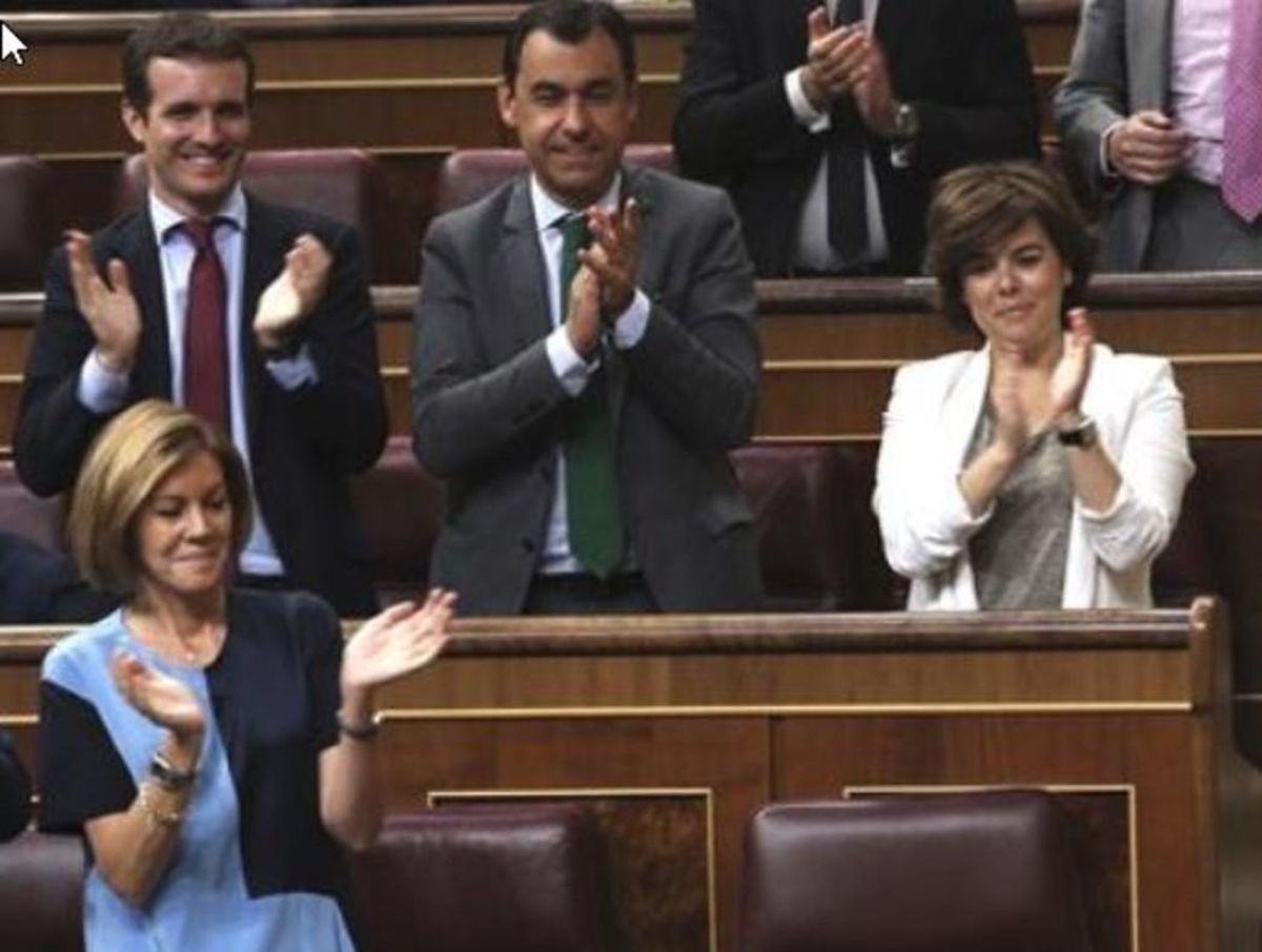 Pablo Casado, María Dolores de Cospedal y Soraya Sáenz de Santamaría, en el pleno de este martes en el Congreso, aplauden al portavoz del grupo del PP, Rafa Hernando. Pablo Casado, María Dolores de Cospedal y Soraya Sáenz de Santamaría, en el pleno de este martes en el Congreso, aplauden al portavoz del grupo del PP, Rafa Hernando.